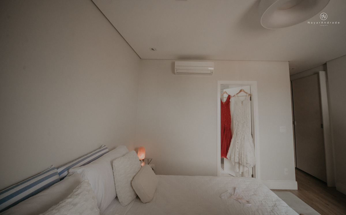 casamento de dia ao ar livre no verde no espaco plataforma em sao vicente no ilha porchat rustico chic com casal emocionante noiva de cabelo preso e vestido clean e noivo de terno azul claro