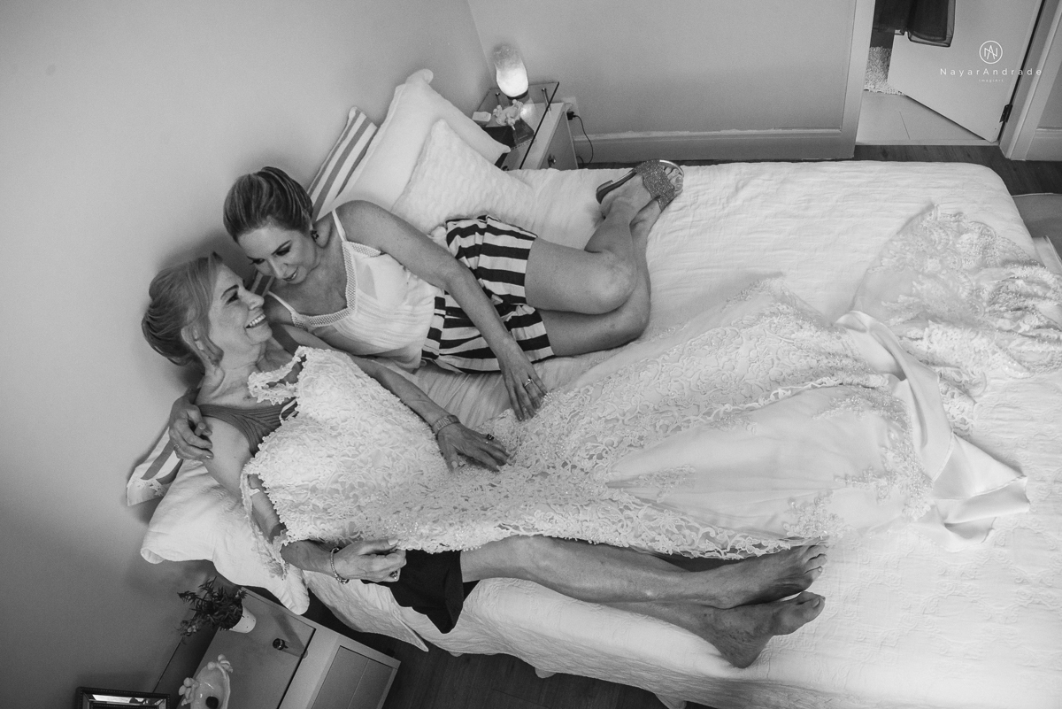 casamento de dia ao ar livre no verde no espaco plataforma em sao vicente no ilha porchat rustico chic com casal emocionante noiva de cabelo preso e vestido clean e noivo de terno azul claro