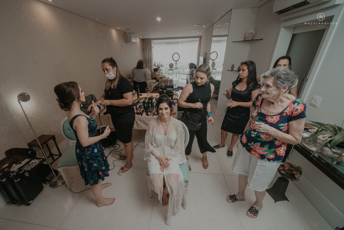 casamento de dia ao ar livre no verde no espaco plataforma em sao vicente no ilha porchat rustico chic com casal emocionante noiva de cabelo preso e vestido clean e noivo de terno azul claro