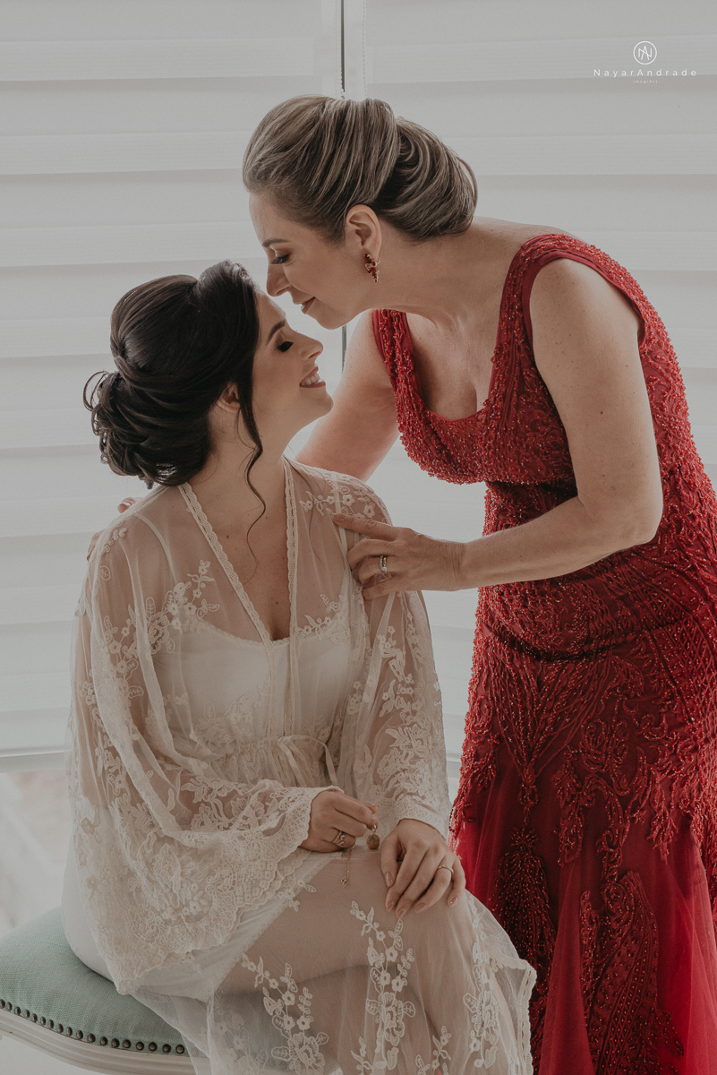 casamento de dia ao ar livre no verde no espaco plataforma em sao vicente no ilha porchat rustico chic com casal emocionante noiva de cabelo preso e vestido clean e noivo de terno azul claro