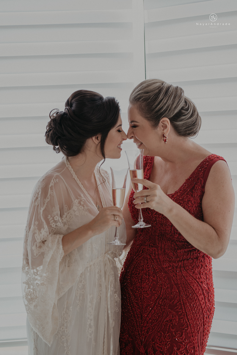 casamento de dia ao ar livre no verde no espaco plataforma em sao vicente no ilha porchat rustico chic com casal emocionante noiva de cabelo preso e vestido clean e noivo de terno azul claro
