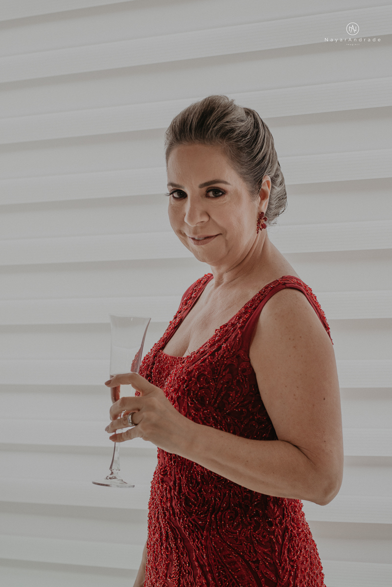 casamento de dia ao ar livre no verde no espaco plataforma em sao vicente no ilha porchat rustico chic com casal emocionante noiva de cabelo preso e vestido clean e noivo de terno azul claro