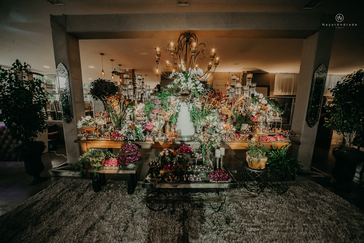 casamento de dia ao ar livre no verde no espaco plataforma em sao vicente no ilha porchat rustico chic com casal emocionante noiva de cabelo preso e vestido clean e noivo de terno azul claro