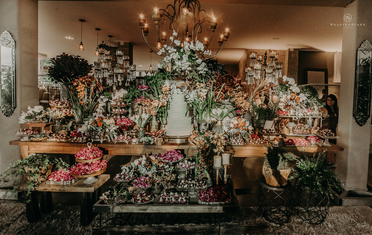 casamento de dia ao ar livre no verde no espaco plataforma em sao vicente no ilha porchat rustico chic com casal emocionante noiva de cabelo preso e vestido clean e noivo de terno azul claro