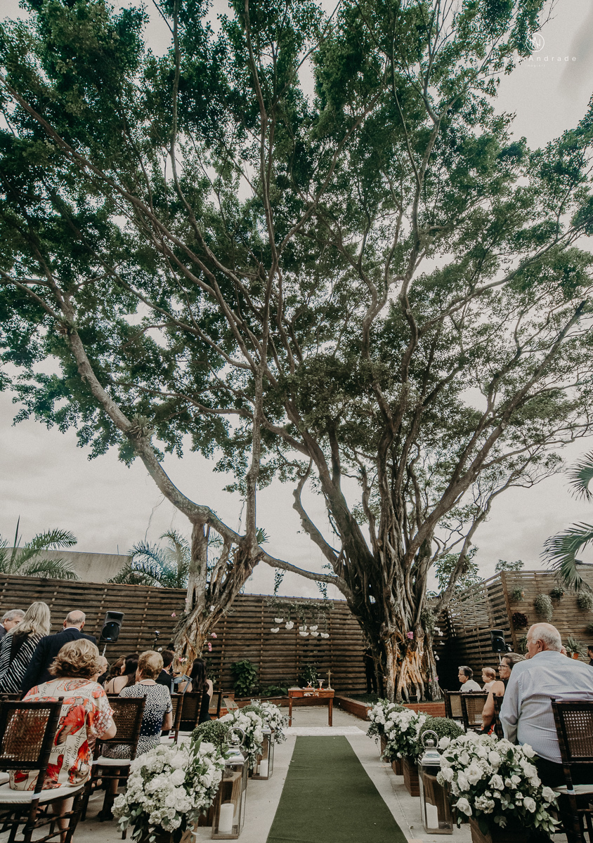 casamento de dia ao ar livre no verde no espaco plataforma em sao vicente no ilha porchat rustico chic com casal emocionante noiva de cabelo preso e vestido clean e noivo de terno azul claro