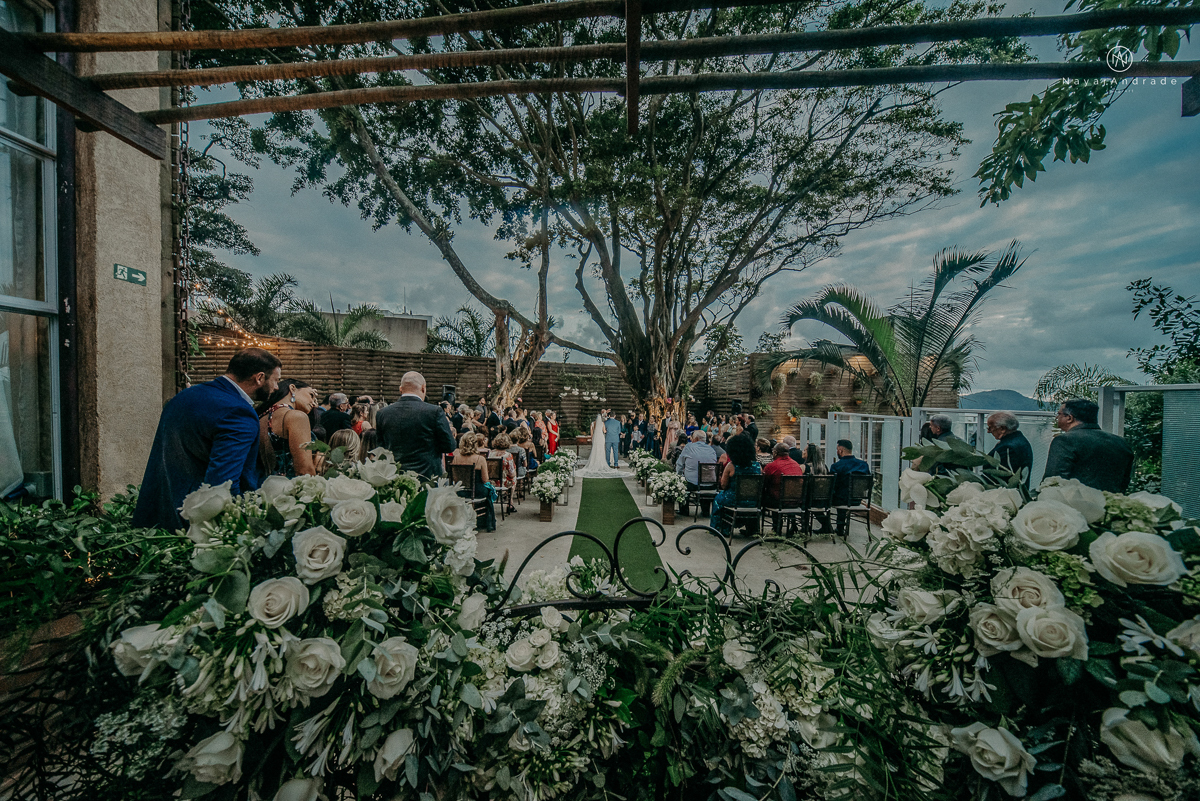 casamento de dia ao ar livre no verde no espaco plataforma em sao vicente no ilha porchat rustico chic com casal emocionante noiva de cabelo preso e vestido clean e noivo de terno azul claro