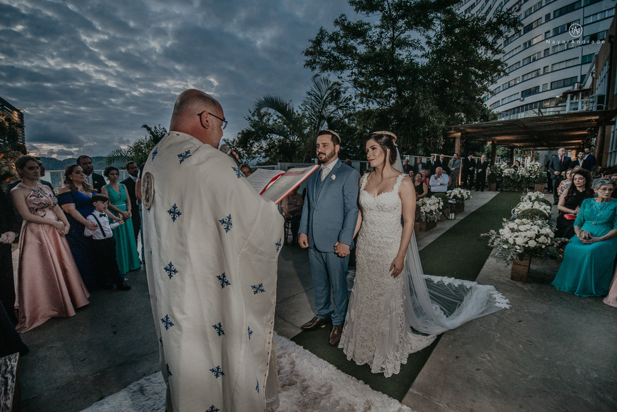 casamento de dia ao ar livre no verde no espaco plataforma em sao vicente no ilha porchat rustico chic com casal emocionante noiva de cabelo preso e vestido clean e noivo de terno azul claro