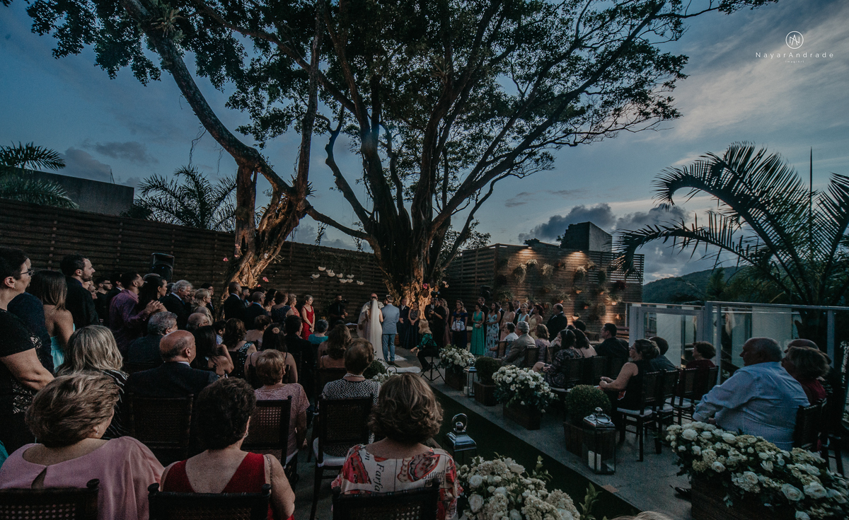 casamento de dia ao ar livre no verde no espaco plataforma em sao vicente no ilha porchat rustico chic com casal emocionante noiva de cabelo preso e vestido clean e noivo de terno azul claro