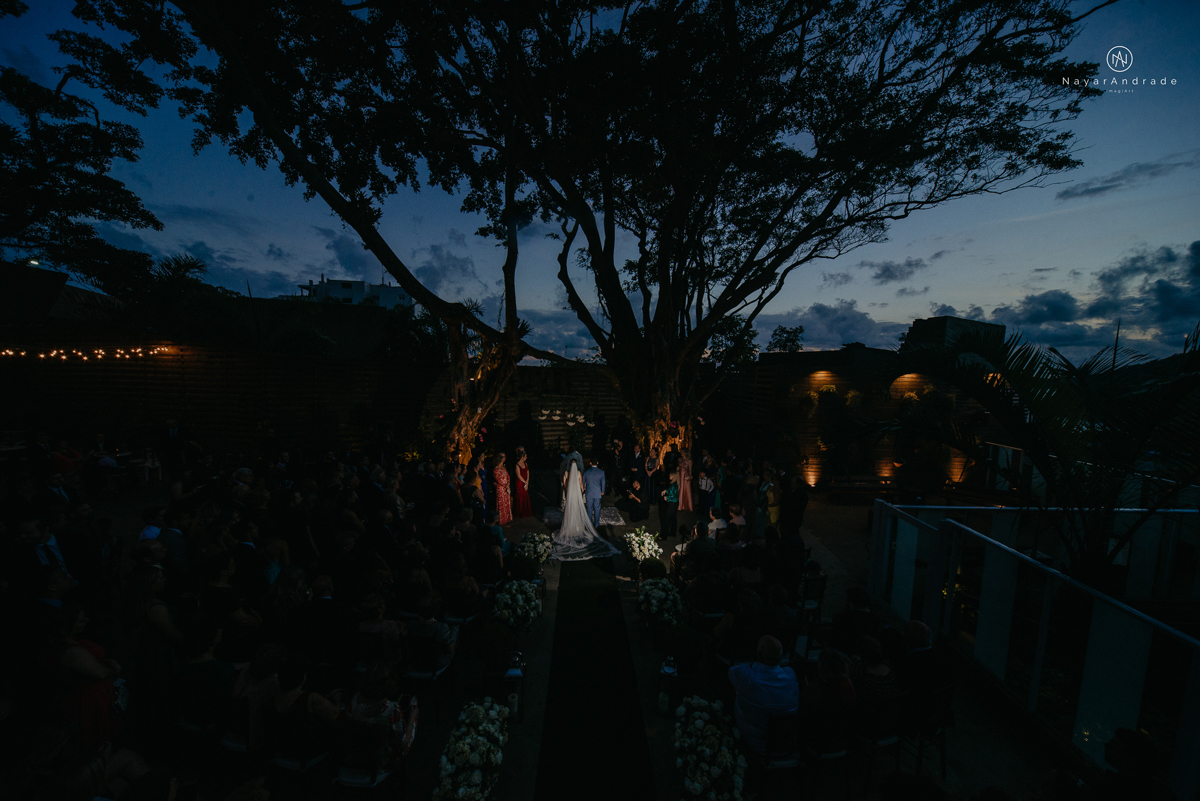 casamento de dia ao ar livre no verde no espaco plataforma em sao vicente no ilha porchat rustico chic com casal emocionante noiva de cabelo preso e vestido clean e noivo de terno azul claro