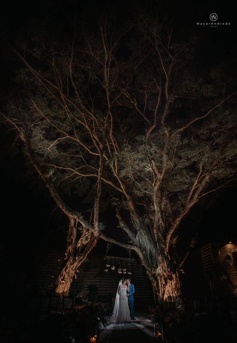 casamento de dia ao ar livre no verde no espaco plataforma em sao vicente no ilha porchat rustico chic com casal emocionante noiva de cabelo preso e vestido clean e noivo de terno azul claro