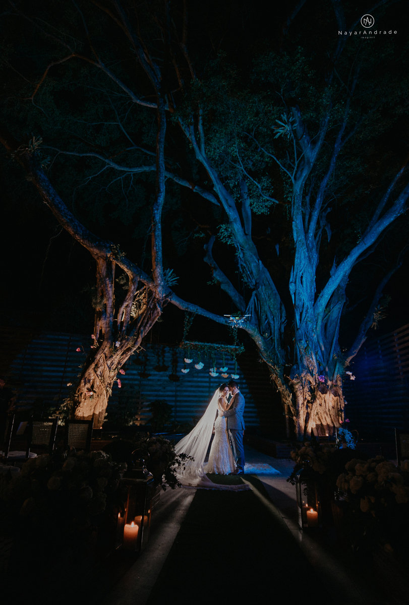 casamento de dia ao ar livre no verde no espaco plataforma em sao vicente no ilha porchat rustico chic com casal emocionante noiva de cabelo preso e vestido clean e noivo de terno azul claro