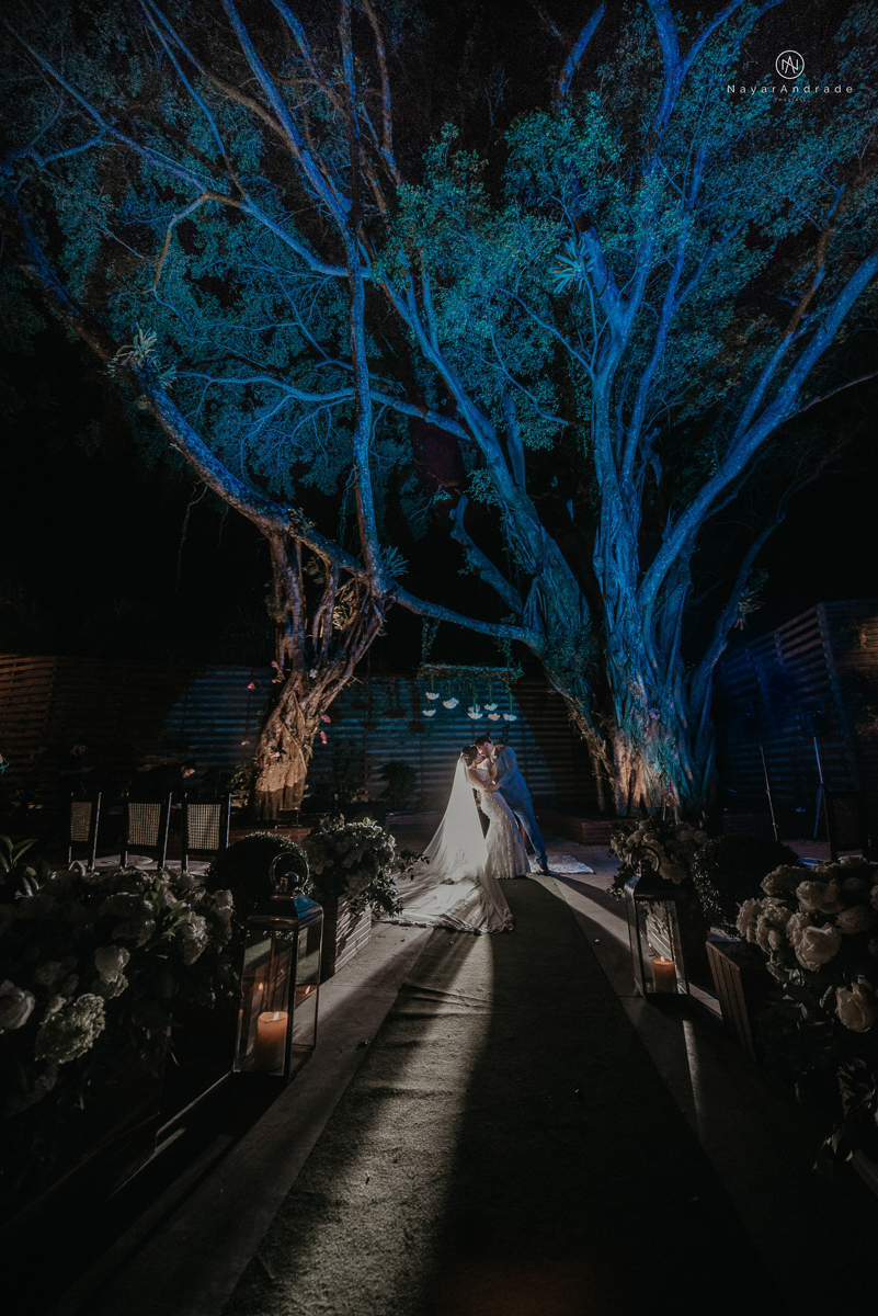 casamento de dia ao ar livre no verde no espaco plataforma em sao vicente no ilha porchat rustico chic com casal emocionante noiva de cabelo preso e vestido clean e noivo de terno azul claro