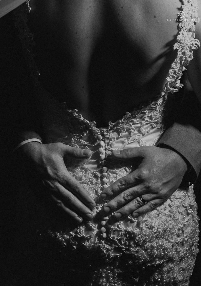 casamento de dia ao ar livre no verde no espaco plataforma em sao vicente no ilha porchat rustico chic com casal emocionante noiva de cabelo preso e vestido clean e noivo de terno azul claro