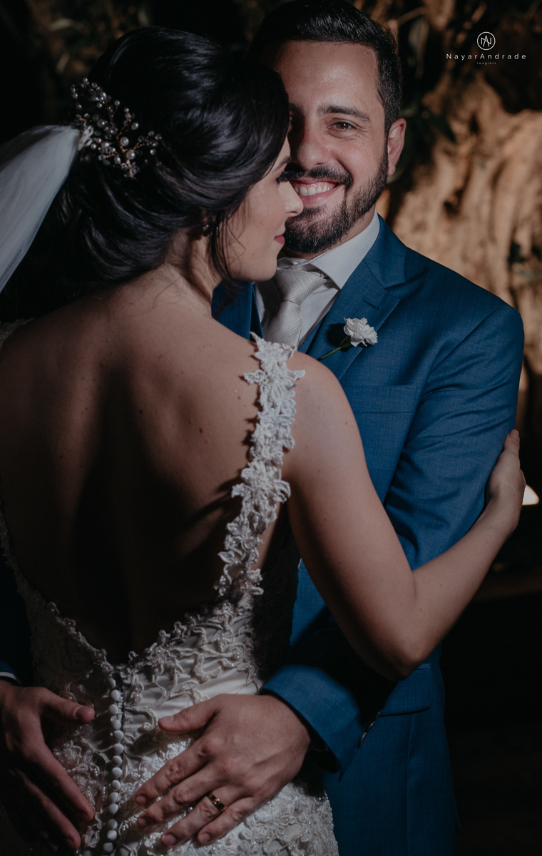 casamento de dia ao ar livre no verde no espaco plataforma em sao vicente no ilha porchat rustico chic com casal emocionante noiva de cabelo preso e vestido clean e noivo de terno azul claro