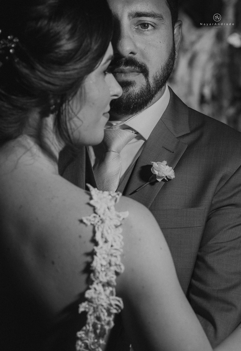 casamento de dia ao ar livre no verde no espaco plataforma em sao vicente no ilha porchat rustico chic com casal emocionante noiva de cabelo preso e vestido clean e noivo de terno azul claro