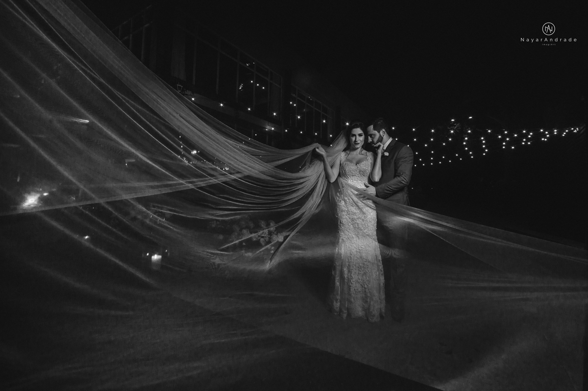 casamento de dia ao ar livre no verde no espaco plataforma em sao vicente no ilha porchat rustico chic com casal emocionante noiva de cabelo preso e vestido clean e noivo de terno azul claro