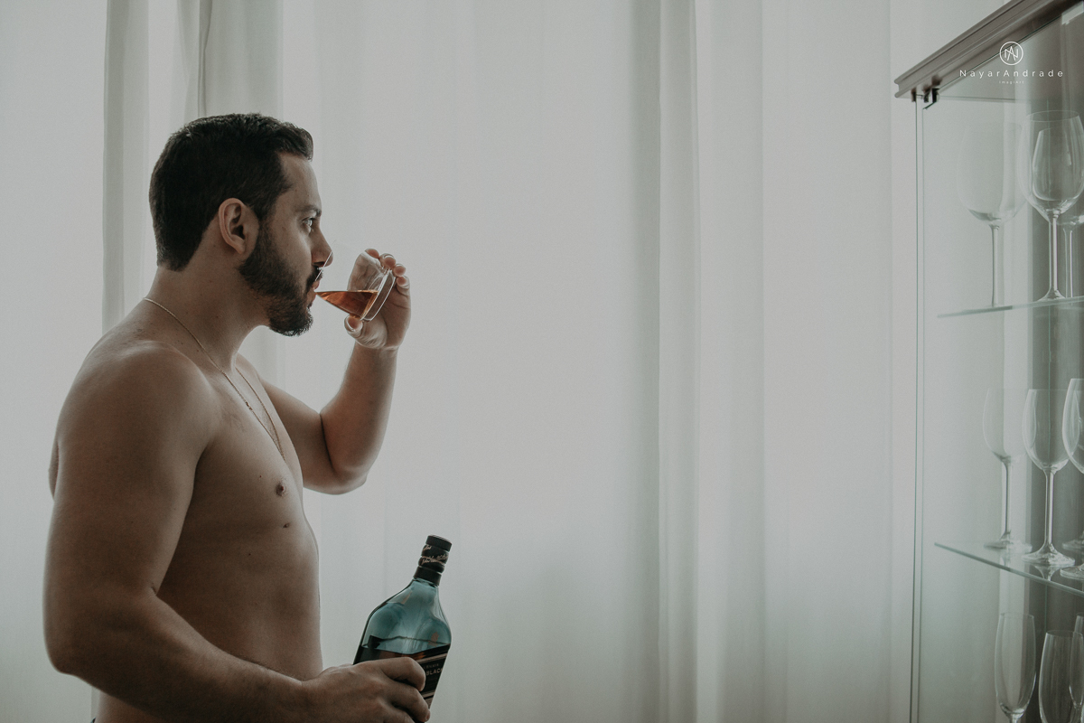 casamento de dia ao ar livre no verde no espaco plataforma em sao vicente no ilha porchat rustico chic com casal emocionante noiva de cabelo preso e vestido clean e noivo de terno azul claro