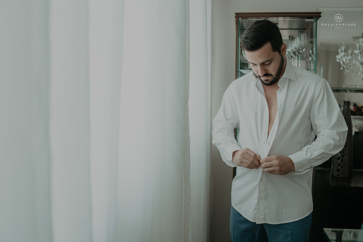 casamento de dia ao ar livre no verde no espaco plataforma em sao vicente no ilha porchat rustico chic com casal emocionante noiva de cabelo preso e vestido clean e noivo de terno azul claro