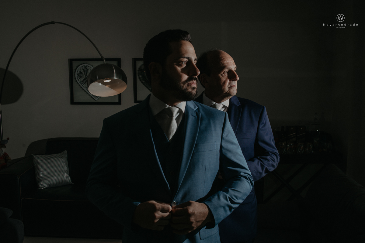 casamento de dia ao ar livre no verde no espaco plataforma em sao vicente no ilha porchat rustico chic com casal emocionante noiva de cabelo preso e vestido clean e noivo de terno azul claro