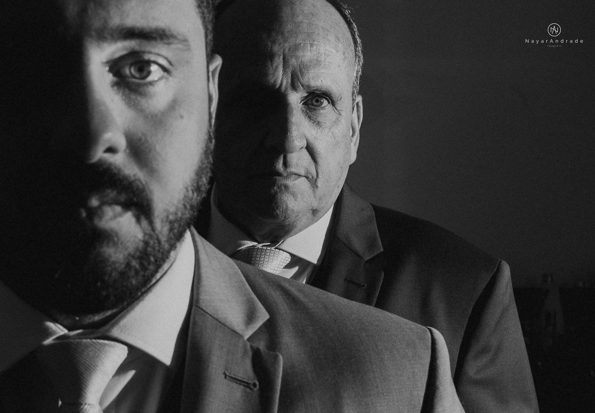 casamento de dia ao ar livre no verde no espaco plataforma em sao vicente no ilha porchat rustico chic com casal emocionante noiva de cabelo preso e vestido clean e noivo de terno azul claro