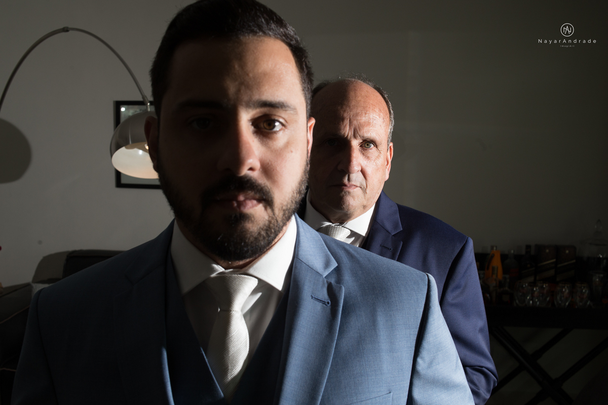 casamento de dia ao ar livre no verde no espaco plataforma em sao vicente no ilha porchat rustico chic com casal emocionante noiva de cabelo preso e vestido clean e noivo de terno azul claro