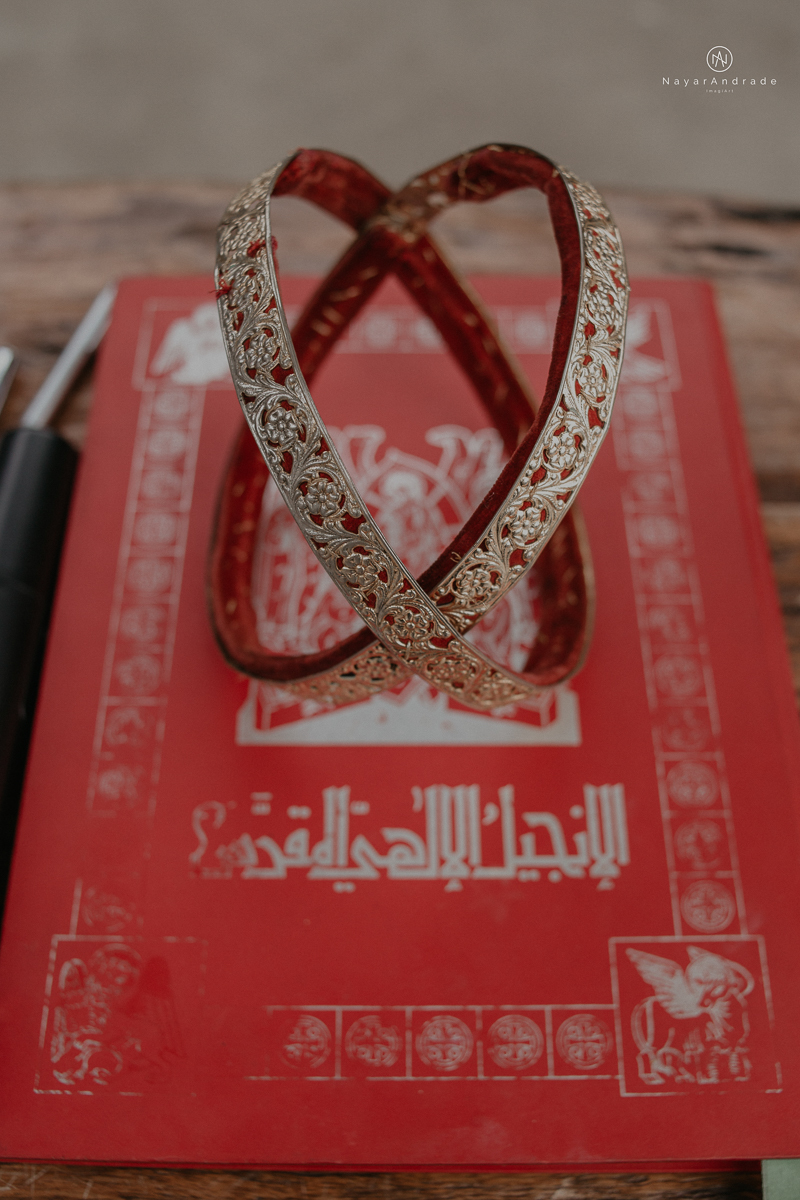 casamento de dia ao ar livre no verde no espaco plataforma em sao vicente no ilha porchat rustico chic com casal emocionante noiva de cabelo preso e vestido clean e noivo de terno azul claro