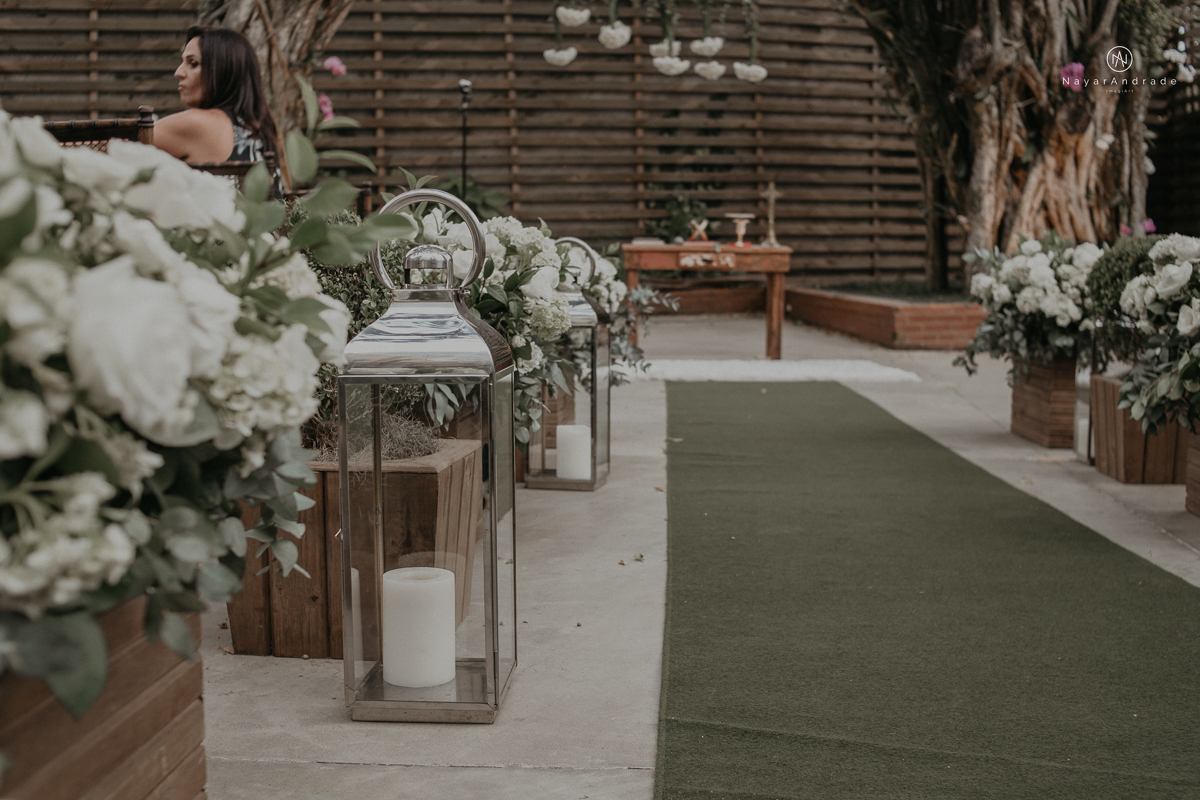casamento de dia ao ar livre no verde no espaco plataforma em sao vicente no ilha porchat rustico chic com casal emocionante noiva de cabelo preso e vestido clean e noivo de terno azul claro