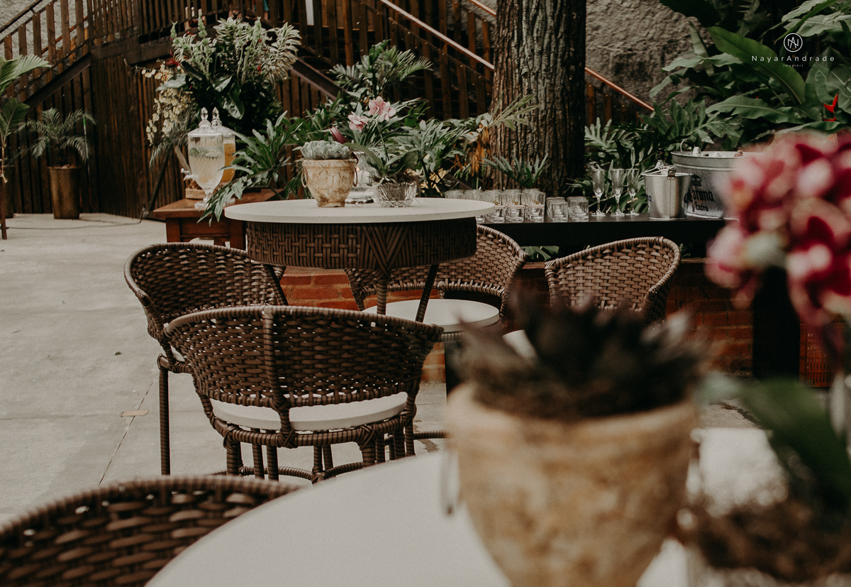 casamento de dia ao ar livre no verde no espaco plataforma em sao vicente no ilha porchat rustico chic com casal emocionante noiva de cabelo preso e vestido clean e noivo de terno azul claro