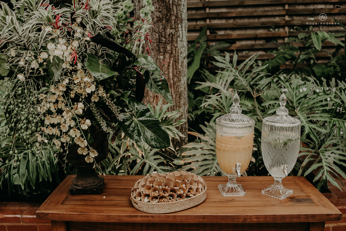 casamento de dia ao ar livre no verde no espaco plataforma em sao vicente no ilha porchat rustico chic com casal emocionante noiva de cabelo preso e vestido clean e noivo de terno azul claro