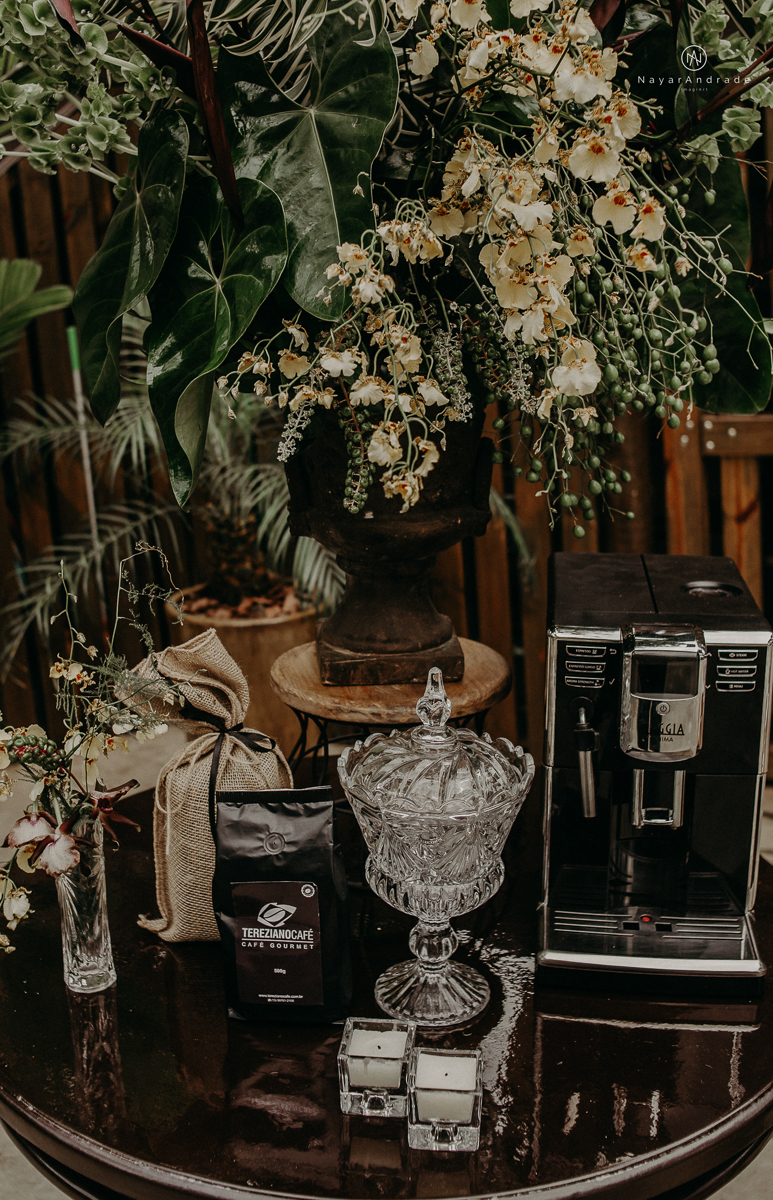 casamento de dia ao ar livre no verde no espaco plataforma em sao vicente no ilha porchat rustico chic com casal emocionante noiva de cabelo preso e vestido clean e noivo de terno azul claro