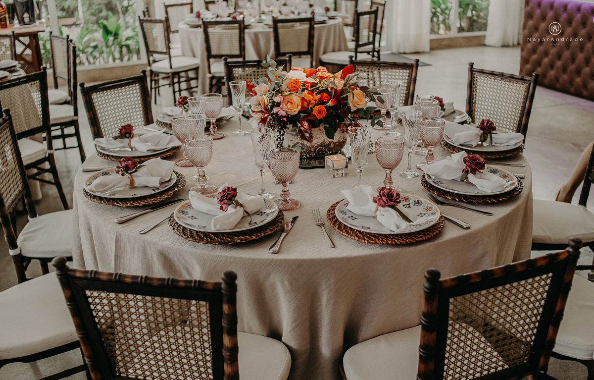 casamento de dia ao ar livre no verde no espaco plataforma em sao vicente no ilha porchat rustico chic com casal emocionante noiva de cabelo preso e vestido clean e noivo de terno azul claro