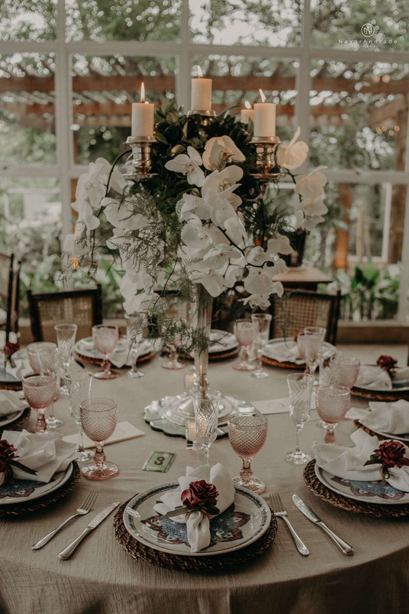 casamento de dia ao ar livre no verde no espaco plataforma em sao vicente no ilha porchat rustico chic com casal emocionante noiva de cabelo preso e vestido clean e noivo de terno azul claro