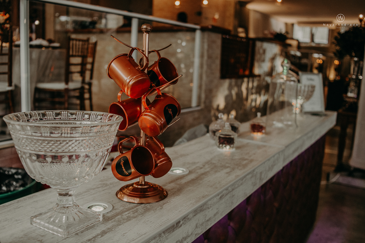 casamento de dia ao ar livre no verde no espaco plataforma em sao vicente no ilha porchat rustico chic com casal emocionante noiva de cabelo preso e vestido clean e noivo de terno azul claro