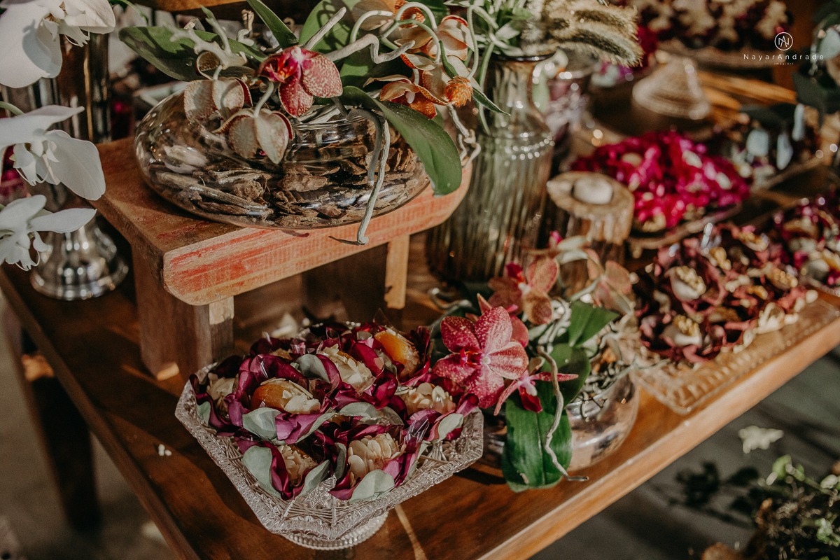 casamento de dia ao ar livre no verde no espaco plataforma em sao vicente no ilha porchat rustico chic com casal emocionante noiva de cabelo preso e vestido clean e noivo de terno azul claro