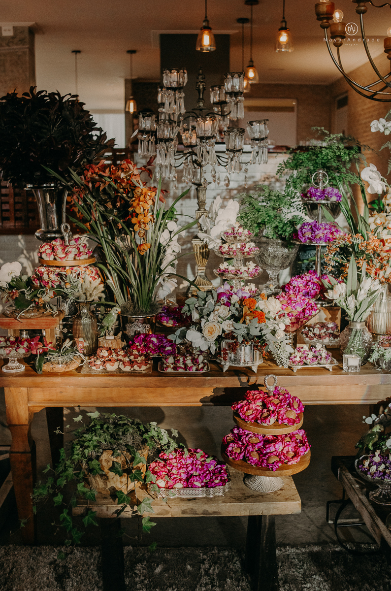 casamento de dia ao ar livre no verde no espaco plataforma em sao vicente no ilha porchat rustico chic com casal emocionante noiva de cabelo preso e vestido clean e noivo de terno azul claro
