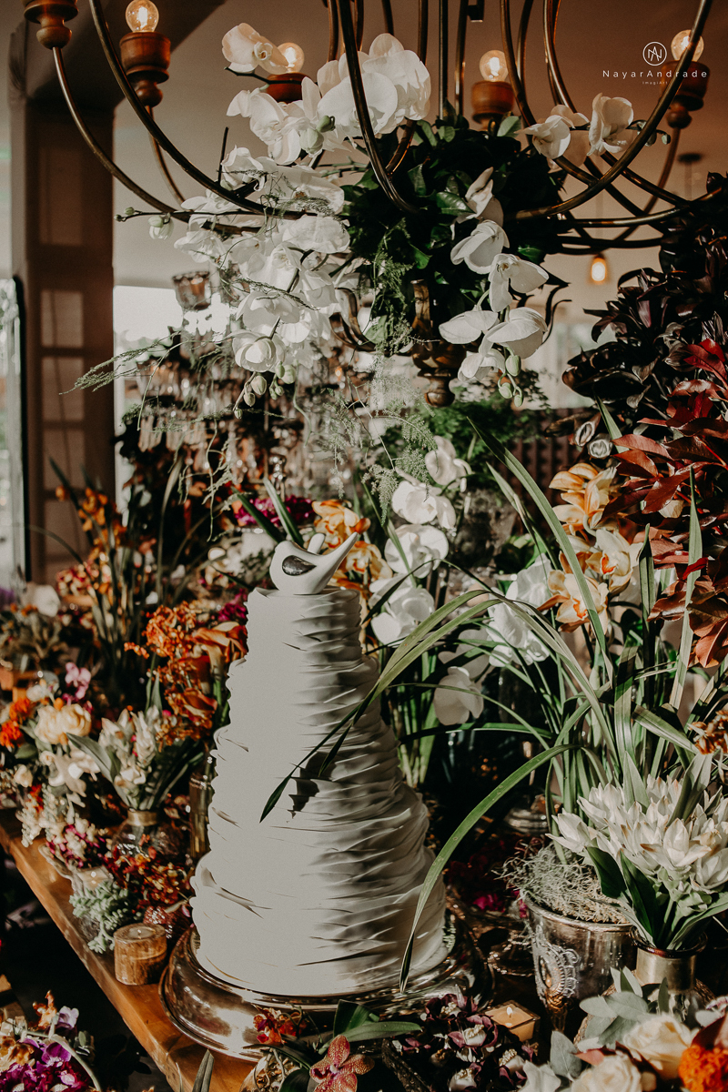 casamento de dia ao ar livre no verde no espaco plataforma em sao vicente no ilha porchat rustico chic com casal emocionante noiva de cabelo preso e vestido clean e noivo de terno azul claro