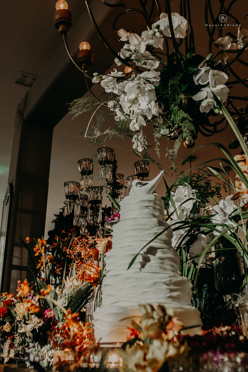 casamento de dia ao ar livre no verde no espaco plataforma em sao vicente no ilha porchat rustico chic com casal emocionante noiva de cabelo preso e vestido clean e noivo de terno azul claro