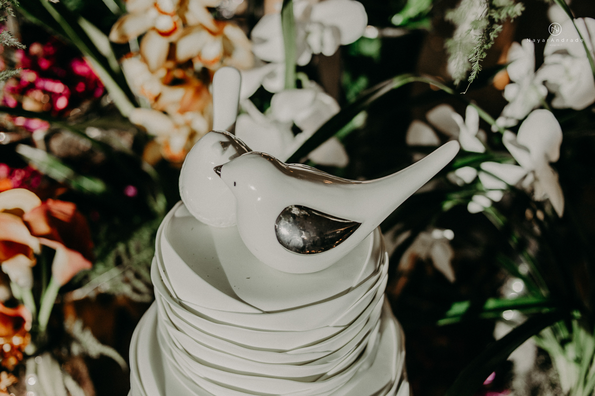 vcasamento de dia ao ar livre no verde no espaco plataforma em sao vicente no ilha porchat rustico chic com casal emocionante noiva de cabelo preso e vestido clean e noivo de terno azul claro