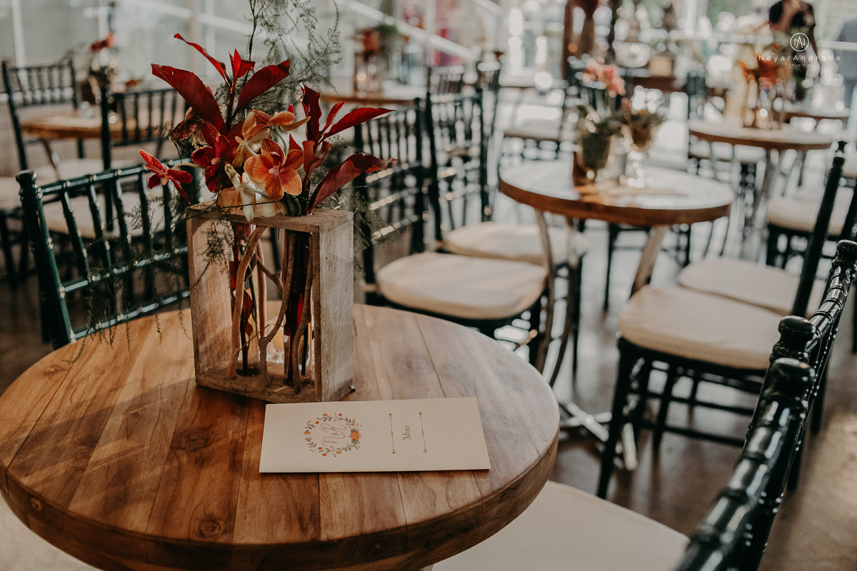 casamento de dia ao ar livre no verde no espaco plataforma em sao vicente no ilha porchat rustico chic com casal emocionante noiva de cabelo preso e vestido clean e noivo de terno azul claro
