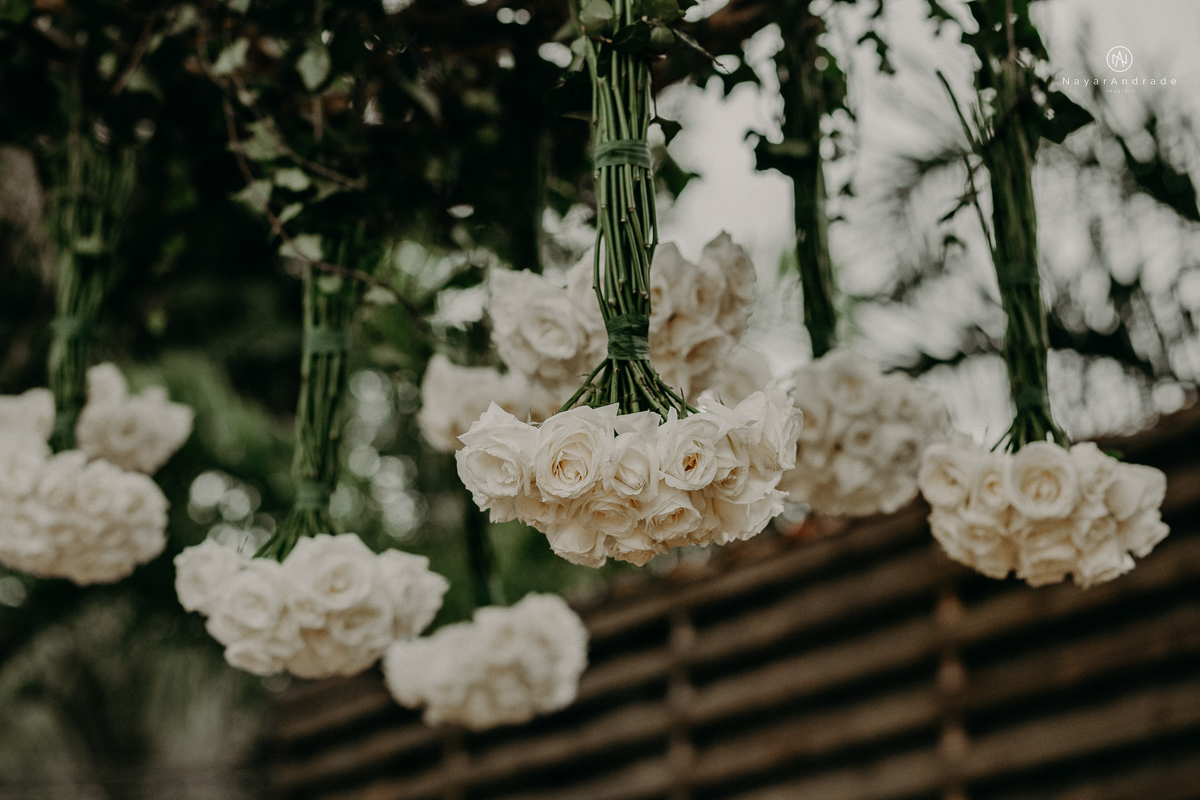 casamento de dia ao ar livre no verde no espaco plataforma em sao vicente no ilha porchat rustico chic com casal emocionante noiva de cabelo preso e vestido clean e noivo de terno azul claro