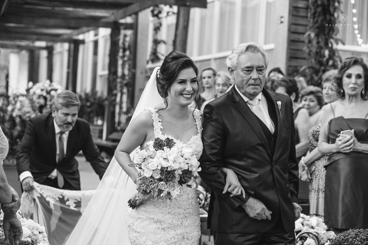 casamento de dia ao ar livre no verde no espaco plataforma em sao vicente no ilha porchat rustico chic com casal emocionante noiva de cabelo preso e vestido clean e noivo de terno azul claro
