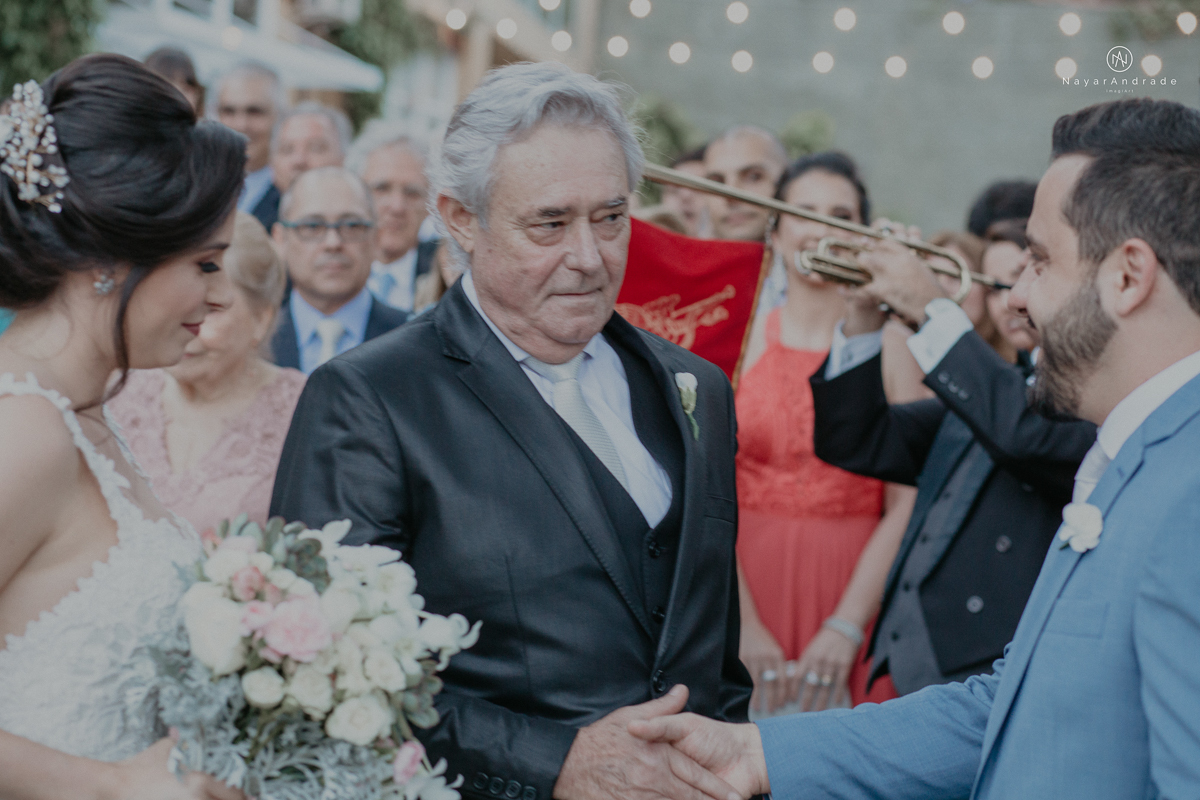 casamento de dia ao ar livre no verde no espaco plataforma em sao vicente no ilha porchat rustico chic com casal emocionante noiva de cabelo preso e vestido clean e noivo de terno azul claro
