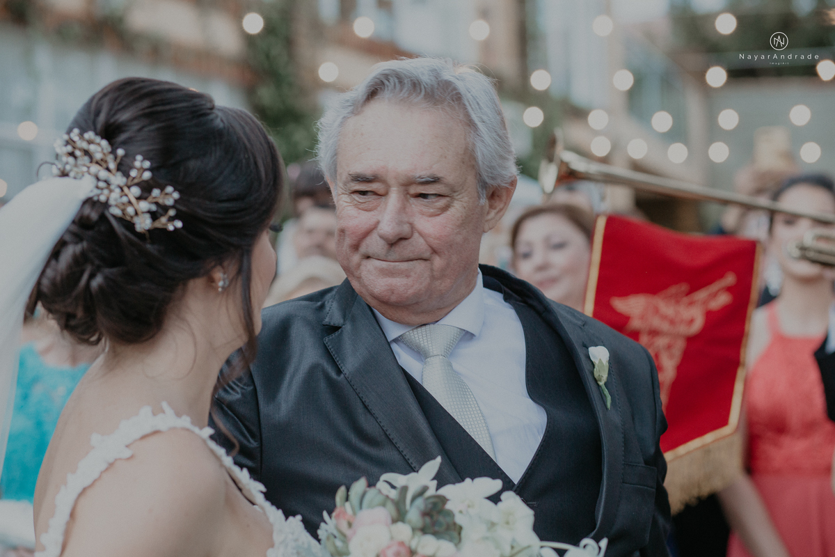casamento de dia ao ar livre no verde no espaco plataforma em sao vicente no ilha porchat rustico chic com casal emocionante noiva de cabelo preso e vestido clean e noivo de terno azul claro
