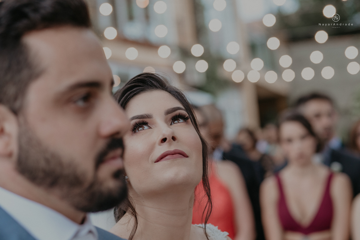 casamento de dia ao ar livre no verde no espaco plataforma em sao vicente no ilha porchat rustico chic com casal emocionante noiva de cabelo preso e vestido clean e noivo de terno azul claro