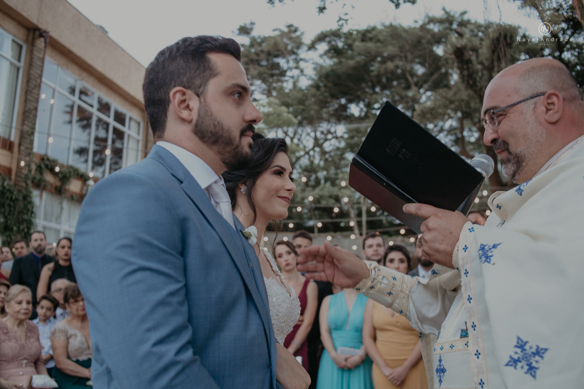 casamento de dia ao ar livre no verde no espaco plataforma em sao vicente no ilha porchat rustico chic com casal emocionante noiva de cabelo preso e vestido clean e noivo de terno azul claro