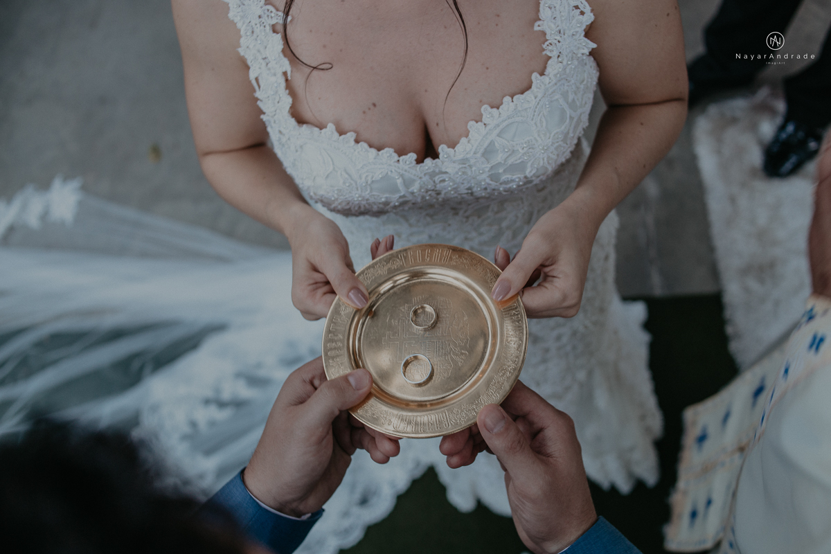 casamento de dia ao ar livre no verde no espaco plataforma em sao vicente no ilha porchat rustico chic com casal emocionante noiva de cabelo preso e vestido clean e noivo de terno azul claro
