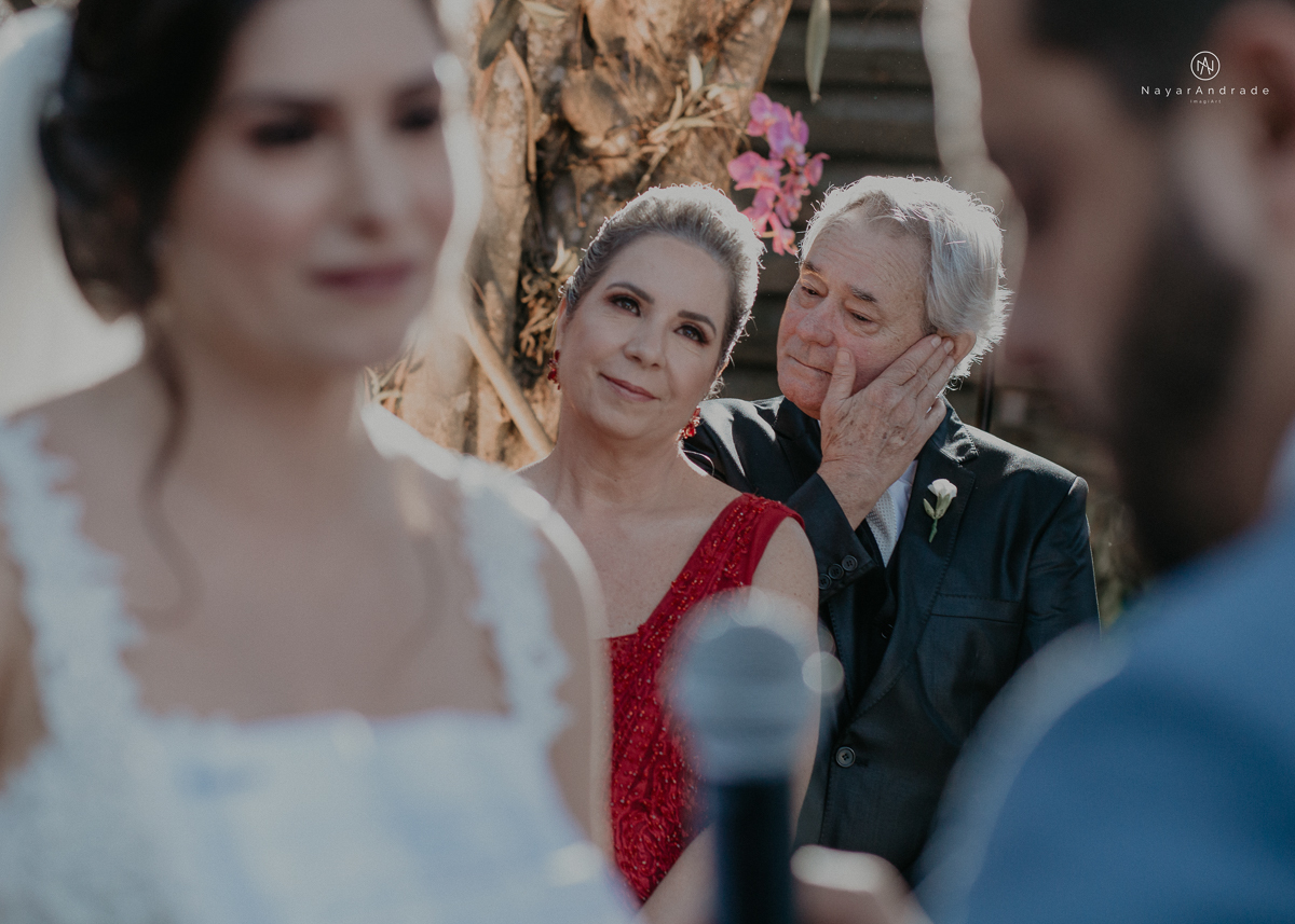 casamento de dia ao ar livre no verde no espaco plataforma em sao vicente no ilha porchat rustico chic com casal emocionante noiva de cabelo preso e vestido clean e noivo de terno azul claro
