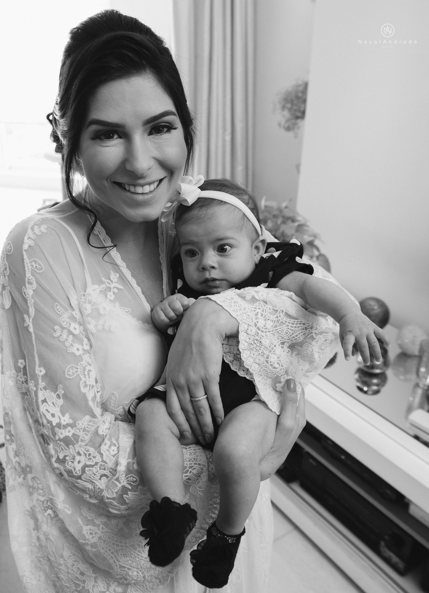 casamento de dia ao ar livre no verde no espaco plataforma em sao vicente no ilha porchat rustico chic com casal emocionante noiva de cabelo preso e vestido clean e noivo de terno azul claro