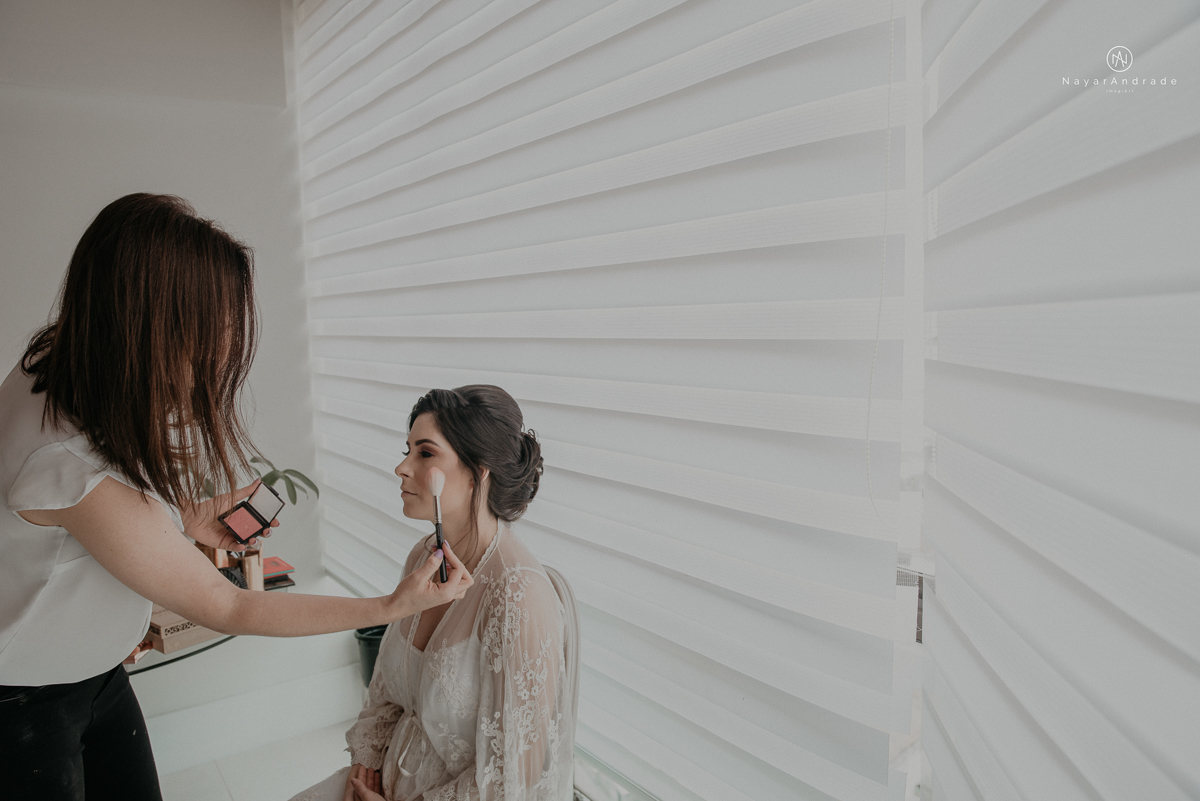 casamento de dia ao ar livre no verde no espaco plataforma em sao vicente no ilha porchat rustico chic com casal emocionante noiva de cabelo preso e vestido clean e noivo de terno azul claro