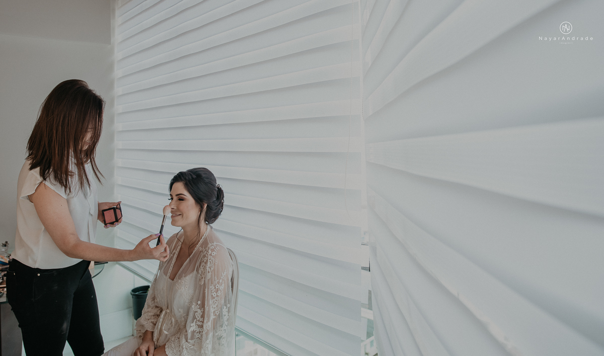 casamento de dia ao ar livre no verde no espaco plataforma em sao vicente no ilha porchat rustico chic com casal emocionante noiva de cabelo preso e vestido clean e noivo de terno azul claro